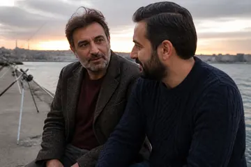 Gün batımında bir iskelede olta tutarak oturan iki orta yaşlı arkadaş sessizce sohbet ediyor
